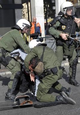 Grecia: en el marco de una huelga general, hubo enfrentamientos entre manifestantes y la policía (foto 1)