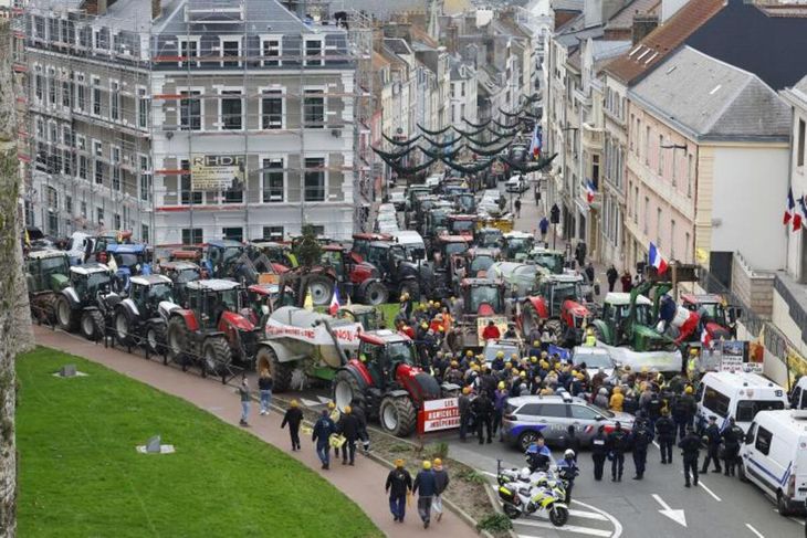 Productores de la Coordinación Rural se movilizaron con tractores en París y otras ciudades para rechazar el acuerdo Mercosur-UE.