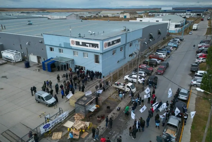 En Tierra del Fuego, trabajadores de la empresa Aires del Sur permanecen en la planta por el futuro incierto para 140 trabajadores. En Tierra del Fuego, trabajadores de la empresa Aires del Sur permanecen en la planta por el futuro incierto para 140 trabajadores.