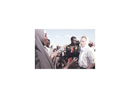 En su carácter de embajadora de una organización benéfica internacional, Scarlett Johansson visitó campos de refugiados en Kenia.