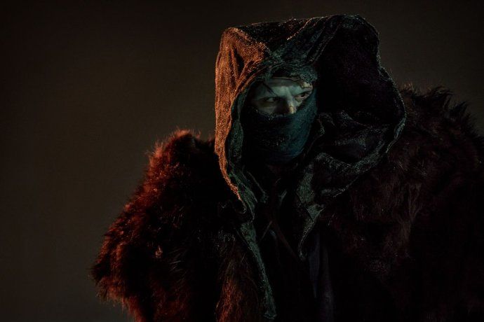 Jacob Elordi como la criatura creada por Víctor Frankenstein. 