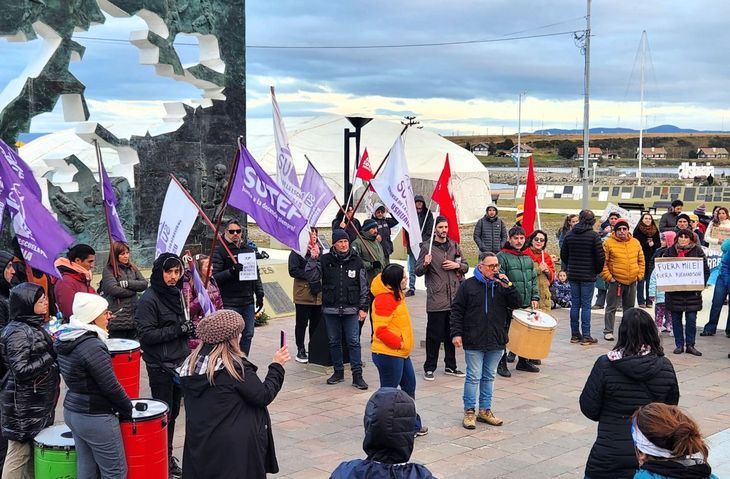 Manifestantes marcharon a la plaza Islas Malvinas, en el centro de Ushuaia, para repudiar las visitas de Milei y Laura Richardson. Manifestantes marcharon a la plaza Islas Malvinas, en el centro de Ushuaia, para repudiar las visitas de Milei y Laura Richardson.