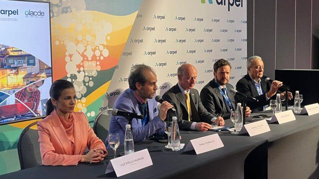 (De izquiera a derecha) Luz Stella Murgas (Naturgas); Pablo Ferragut (Arpel); Andrea Stegher&nbsp; (IGU); Guido Maiulini, (Olacde) y Ernesto López Anadón (IAPG).