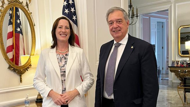 El ministro Fernando Mattos se reunió con la embajadora estadounidense Heide B. Fulton en la Embajada de Estados Unidos, en Montevideo.
