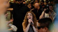 Shakira le cantó sus fans tras la suspensión de sus shows.