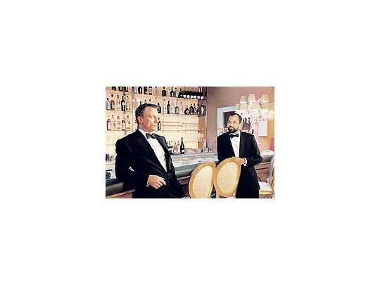 «CasinoRoyale» es uneficazentretenimientocon fuertes ylogradasescenas deacción y un 007(Daniel Craig,el mejor BonddesdeConnery) másviolento ysanguinarioque los villanosa los queenfrenta.