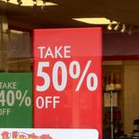 Un sondeo de Reuters entre analistas había previsto que la cifra de ventas al por menor subiría un 1,4% en marzo. Un sondeo de Reuters entre analistas había previsto que la cifra de ventas al por menor subiría un 1,4% en marzo.