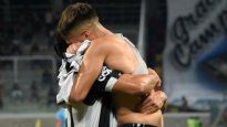 Abrazo de gol. Central Córdoba le ganó un partido clave a Arsenal con gol de Brian Farioli.