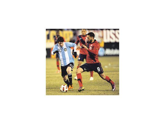 Lionel Messi jugó un gran partido, pero le faltó el gol. En cambio, Esteban Cambiasso marcó un tanto, pero fue el único reemplazado.