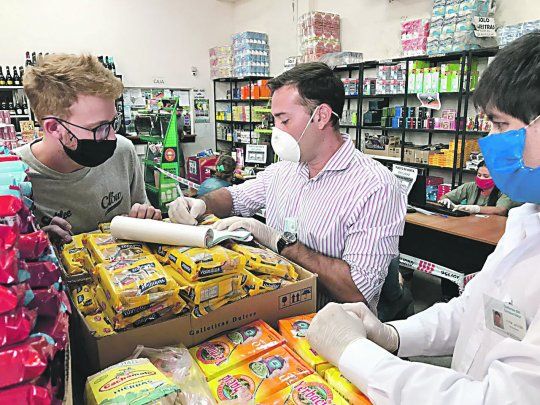 Coordinación. Inspectores controlan que se cumplan los precios que estableció el Gobierno; de lo contrario, se labran actas y hasta se clausuran comercios y puestos.