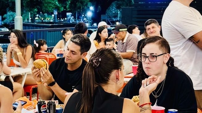 Consumo en local en Rosario: el hábito presencial convive con el crecimiento del delivery, eje del cambio en el negocio gastronómico de las hamburgueserías