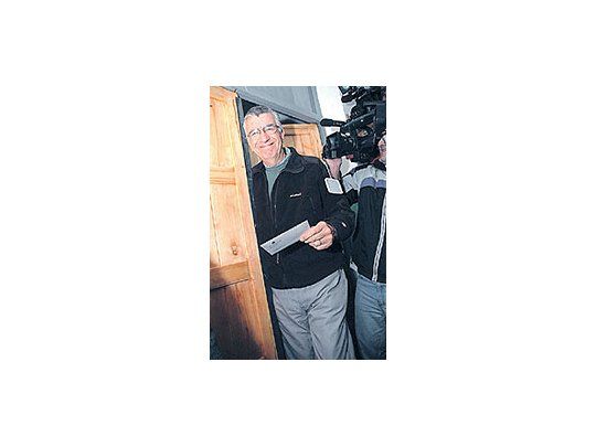 Confiado ensu triunfo, elgobernadorJosé LuisGioja emitiósu voto en lalocalidad deRawson,donde instóa losvotantes a«no mirarpara atrás».