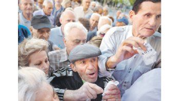 Cientos de jubilados se lanzaron hacia las sucursales bancarias en pos de hacerse de los euros prometidos por el Gobierno heleno.