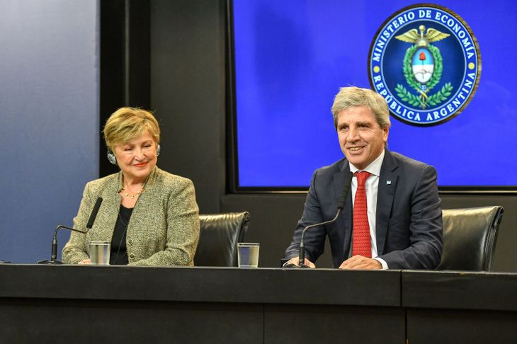 Kristalina Georgieva bríndó una conferencia de prensa junto Luis Caputo. 