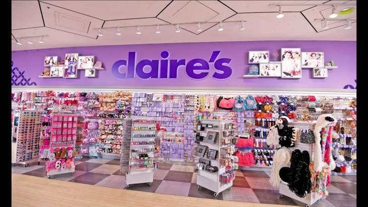 La empresa se declaró en quiebra por sus millones de dólares en deudas y sus bajas ganancias. La empresa se declaró en quiebra por sus millones de dólares en deudas y sus bajas ganancias.