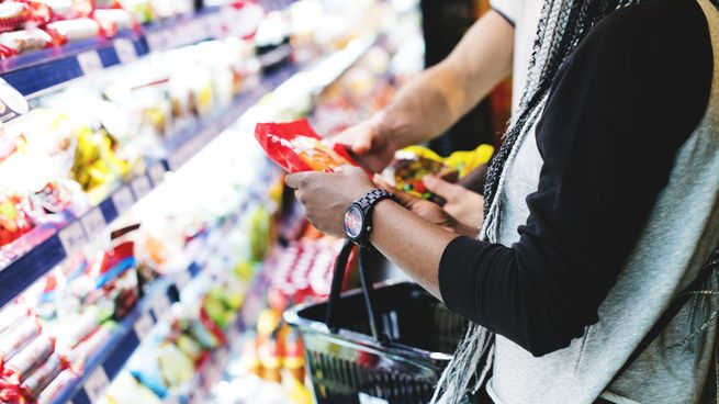 pareja-comprando-comida.jpg