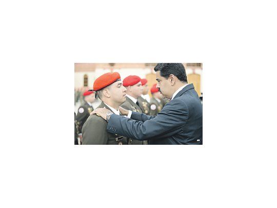 Nicolás Maduro ratificó en el Ministerio de Defensa a Carmen Meléndez y al jefe del Comando Estratégico Operacional (CEO), Vladimir Padrino López, durante  un acto de graduación de la Academia Militar.