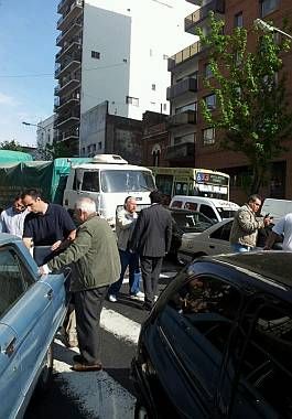 Un camión desató un choque en cadena con 8 autos en San Telmo (foto 2)
