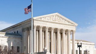 La Corte Suprema avaló la propuesta republicana en Alabama para aplicar un nuevo mapa del Congreso que les otorga una ventaja política estratégica. La Corte Suprema avaló la propuesta republicana en Alabama para aplicar un nuevo mapa del Congreso que les otorga una ventaja política estratégica.