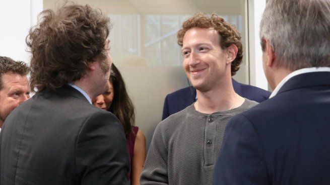 Milei y Caputo junto a Mark Zuckerberg, cEO de Meta durante su reciente viaje a EEUU. 