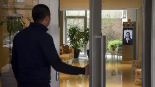 Tótem de seguridad en el ingreso de un edificio porteño. Permite comunicación en tiempo real con un centro de monitoreo y control remoto de accesos Tótem de seguridad en el ingreso de un edificio porteño. Permite comunicación en tiempo real con un centro de monitoreo y control remoto de accesos