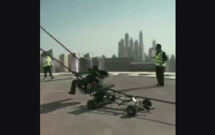 Momento del lanzamiento del hombre en la catapulta.