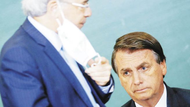 VACAS FLACAS. La receta económica del ultraliberal ministro Paulo Guedes no está rindiendo los frutos esperados y eso complica los planes políticos de Jair Bolsonaro.