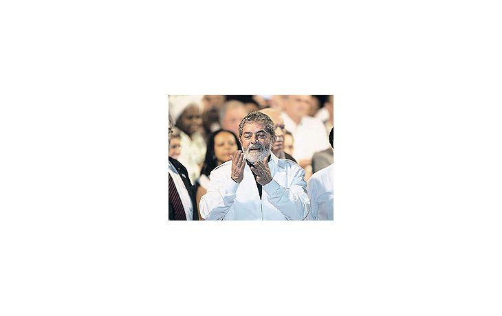 ámbito.com | Lula subió a las 21 de ayeral acto de cierre de lacampaña electoral en elbarrio de San Antonio, poloindustrial de San Pablo. Eldomingo buscará sureelección.