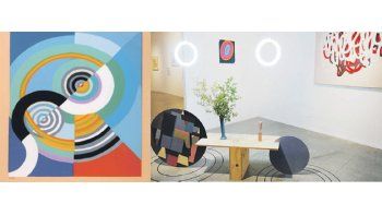 ámbito.com | A la izquierda, “Poésie des mots poésie des couleurs”, de Sonia Delaway y, arriba, la pintura “Nada ocurre dos veces” de Tulio de Sagastizábal, uno de los 20 artistas argentinos convocados para “dialogar” con las obras de la cofundadora del Orfismo.