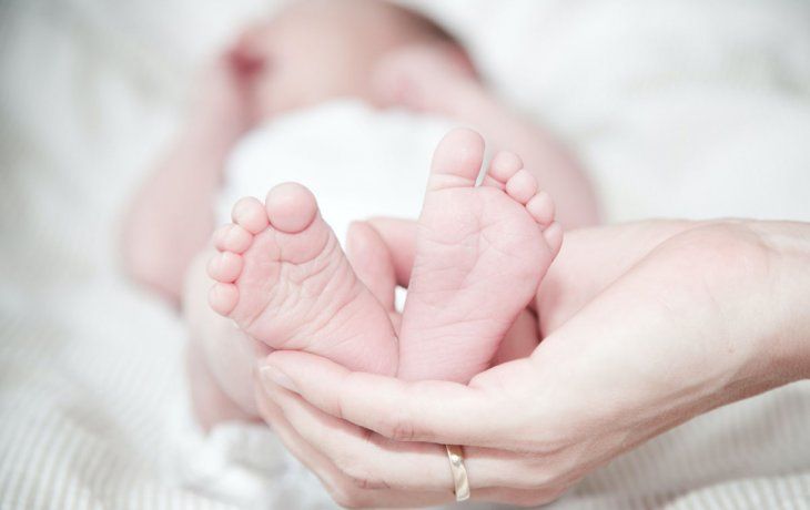 No está contraindicada la lactancia de mamás infectadas.