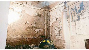 Las llamas. El altar de la iglesia fue destrozado por el fuego al igual que las paredes recubiertas de madera y el techo.