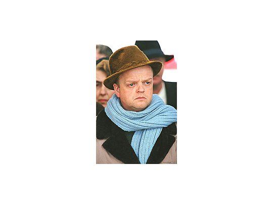 Toby Jones:su Capote talvez no tengatantos maticescomo el dePhilipSeymourHoffman, perosuinterpretaciónno es menossorprendente,y su parecidofísico esmayor.