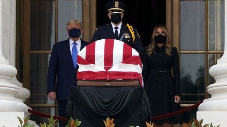 Trump llegó al tribunal en torno a las 10 horas (14h00 GMT) acompañado de la primera dama&nbsp;Melania, ambos con mascarilla negra.