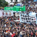 Trabajadores de la salud, gremios y organizaciones sociales marcharon desde el Ministerio de Salud hacia Plaza de Mayo. Trabajadores de la salud, gremios y organizaciones sociales marcharon desde el Ministerio de Salud hacia Plaza de Mayo.