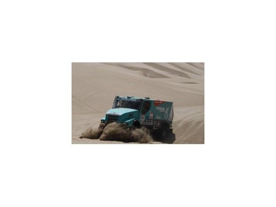 Al holandés le quedan dos etapas para lograr su primer corona en el Dakar.