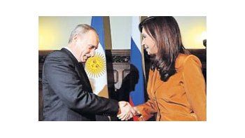 Cristina de Kirchner fue recibida ayer con flores y una formación marcial en su llegada a Rusia. Luego, al mediodía moscovita, vino el plato fuerte del viaje: el encuentro con Vladimir Putin en su despacho privado. Hablaron de integración estratégica y acuerdos nucleares «con fines pacíficos».