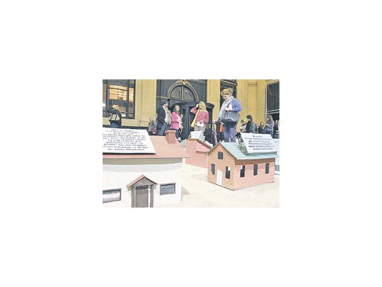 “Hoy es el día”, instalación de Mariano Pensotti y Mariana Tirantte, es una maqueta con casitas suburbanas y textos alusivos a diversas historias de vida.