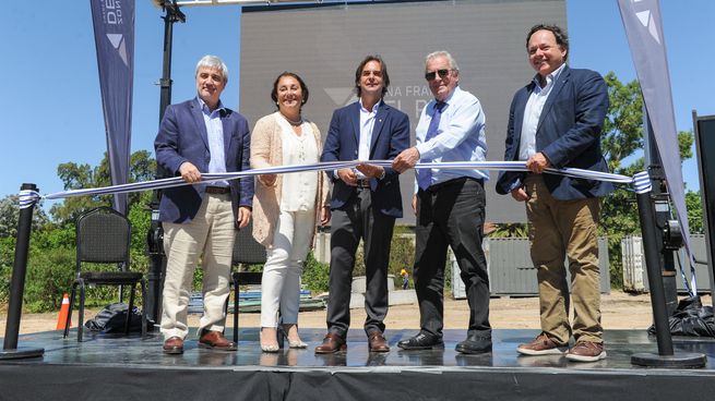 El presidente Luis Lacalle Pou encabezó el puntapié inicial de la nueva zona franca en Colonia.