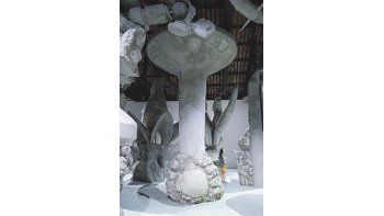 Las obras monumentales de Adrián Villar Rojas en Venecia se alejan de los lugares comunes del arte político y conceptual y establecen un campo propio de significaciones.