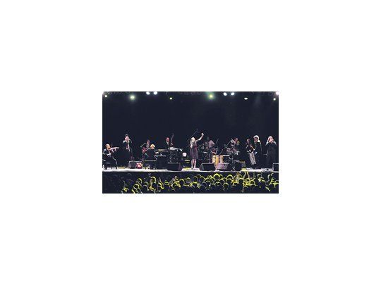 Pese a que el cierre propiamente dicho fue con el reggae de Tryo, la orquesta norteamericana Pink Martini y, antes, el argentino Kevin Johansen fueron los preferidos del público el último día del 2° Festival de Otoño- Músicas del mundo.