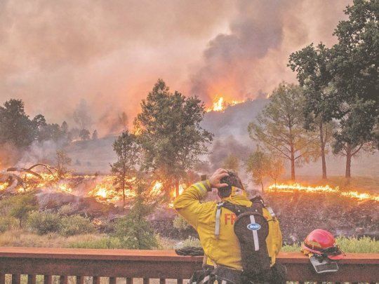 El fuego, que se inició por un rayo, cumple ya una semana activo.