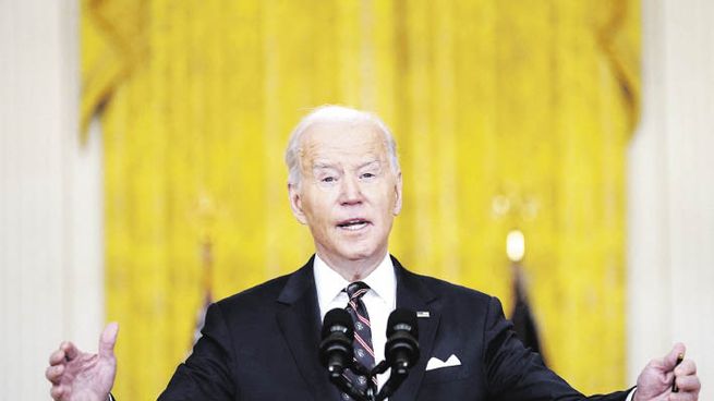 pulSo.  El presidente Joe Biden anunció ayer las medidas contra el corazón financiero de Rusia en una conferencia de prensa desde la Casa Blanca.