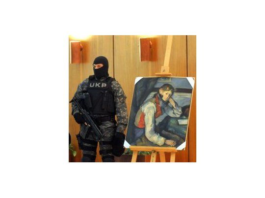 La pintura estuvo expuesta en la sala de un edificio gubernamental serbio en que se celebró la conferencia rodeada de dos policías especiales armados.