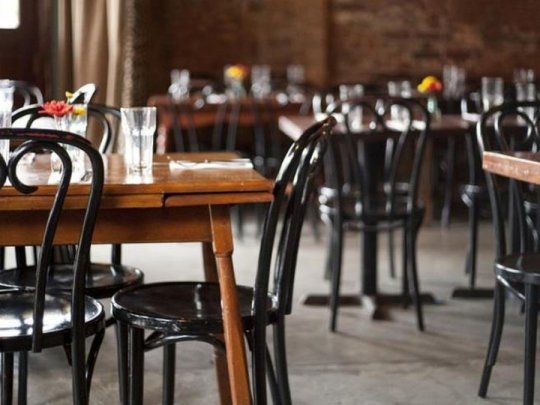 Los bares y restaurant podrán volver a recibir a sus clientes en el interior de los locales a partir del lunes, aunque con capacidad limitada y protocolos.