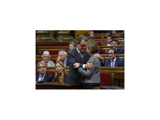 Artur Más, presidente catalán junto a la presidenta del nuevo parlamento Carme Forcadell