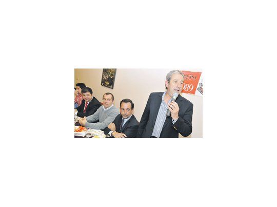 Julio Cobos expuso ayer al mediodía en la peña radical del Centro Lalín, a metros del Congreso de la Nación, con un discurso propio de un candidato presidencial. Por la  noche encabezó otra velada en Consenso Republicano, un think tank conservador que preside Guillermo Alchouron.