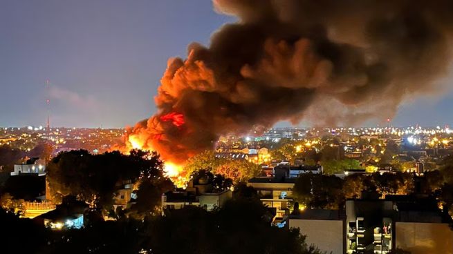 Bomberos trabajan en el depósito incendiado tras la explosión ocurrida durante la madrugada en San Fernando.