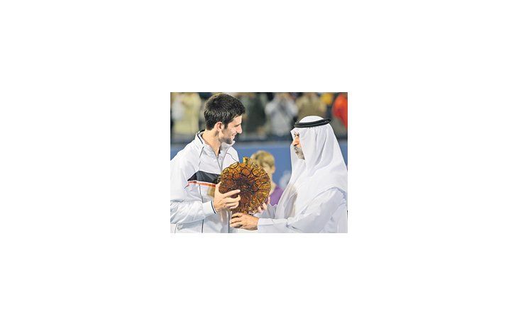 Novak Djokovic recibe el trofeo de Abu Dabi de manos del emir. El serbio volvió a demostrar que es el mejor al superar a Federer en semifinales y a Ferrer en la final.