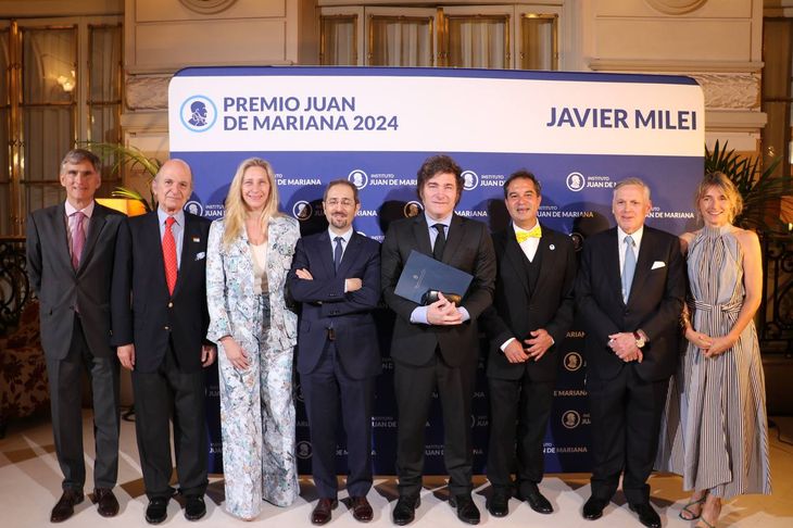 El presidente Javier Milei en el centro junto a los directivos del Instituto Juan de Mariana. A la izquierda, vestida de blanco, se encuentra su hermana Karina.&nbsp;