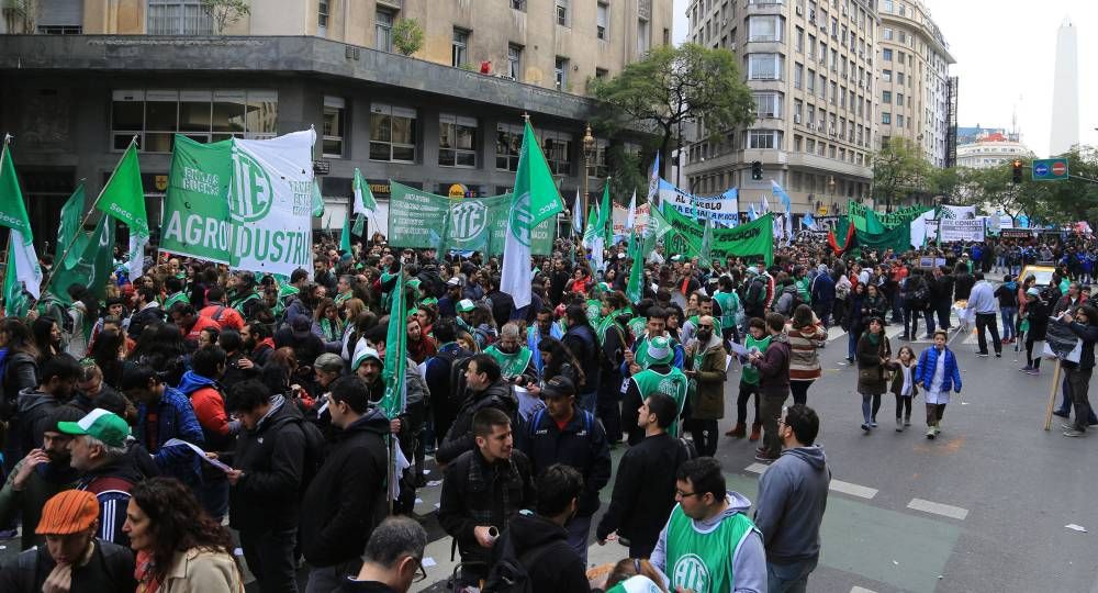 Masiva Marcha Federal en Plaza de Mayo contra ajuste y despidos (foto 9)